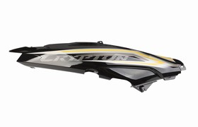 CACHA BAJO ASIENTO YAMAHA NEW CRYPTON 110 DER NEGRO CALCO BLANCO MTC [C80524]